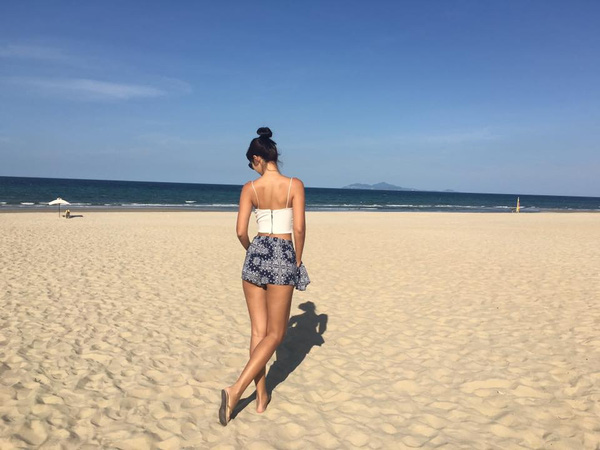 Hà Anh khoe hình ảnh bãi biển nơi cô tổ chức Quatrian shbet hiện đang mở: 'Đám cưới của chúng mình sẽ ở trên chính bãi biển này, nơi mình ngồi phơi nắng trả lời 'yes' cho lời đề nghị hẹn ăn tối của chàng, 'Yes' khi chàng quỳ chân xuống cát ngỏ lời hỏi mình làm vợ'.