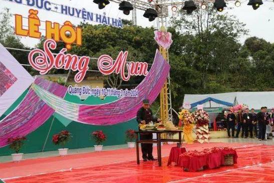 Cậu bé Khoai Tây nằm hóng mát.