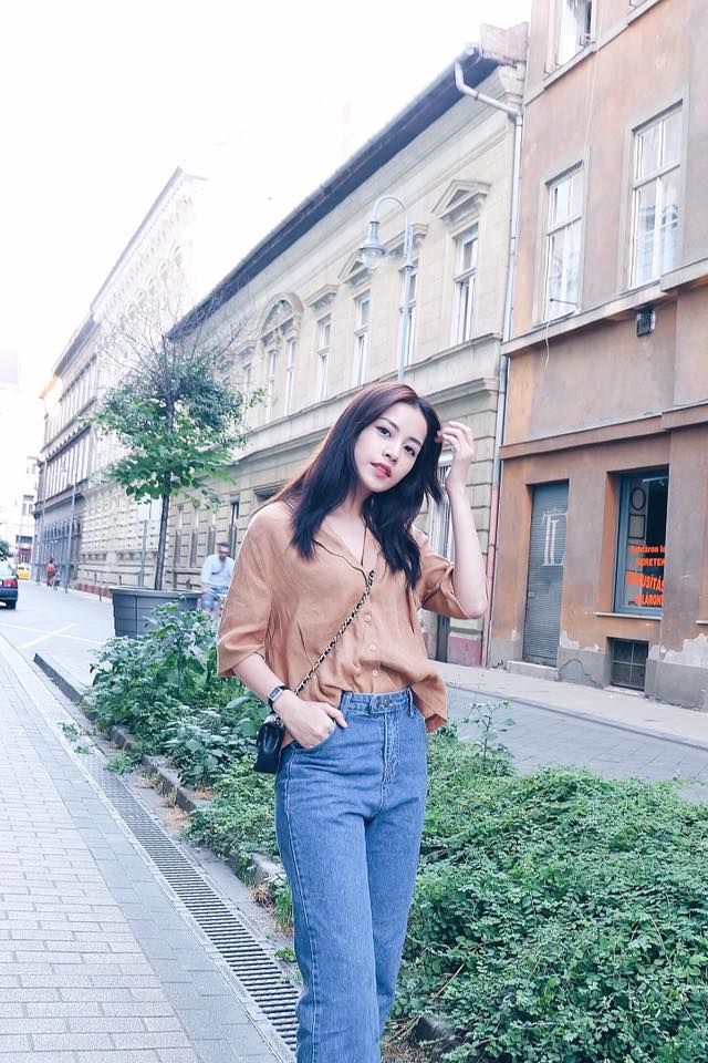 Hotgirl Chipu tranh thủ ghi lại kỷ niệm khi đi công tác 'Đi công tác nhưng vẫn tranh thủ chụp choẹt cập nhật hình ảnh chuyến đi Budapest, Hungary với nhà mình đây'.