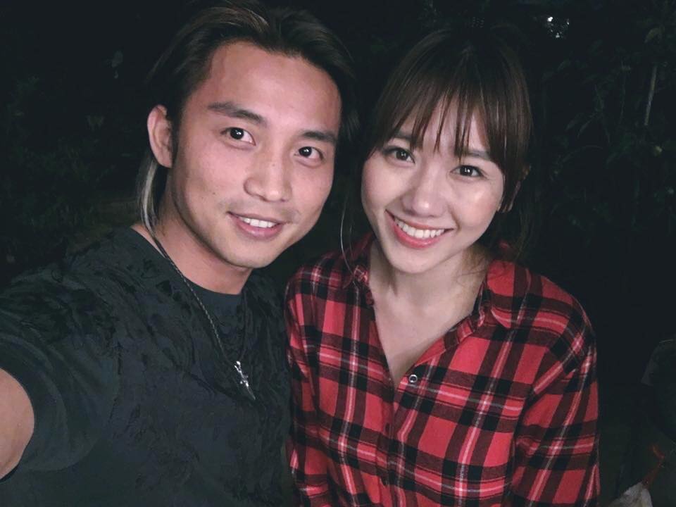 Hari Won selfile cùng trai lạ sau sự cố gặp phải tại Mỹ.