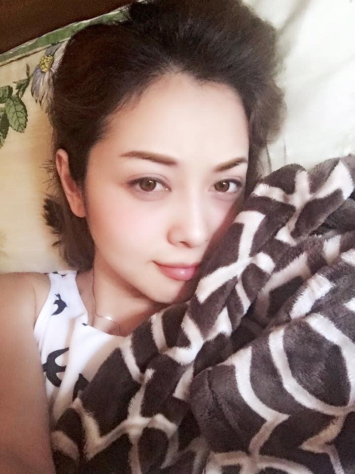 Jennifer Phạm 'Hix nằm liệt giường cả tuần không làm được gì, huhu, mà có khi cũng cần nằm một chỗ thế này mới thấy Chồng thật là đáng yêu và đảm đang hihi'.