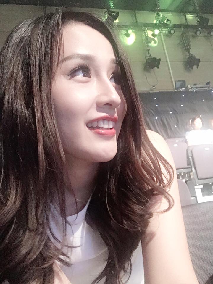Mai Phương Thúy 'Thật kì lạ, khi bạn mệt mỏi rã rời đến mức thở ra qua tai ... năm phút ở cạnh mẹ và em gái, bạn lại thấy mọi mệt mỏi trong người tan biến hết ... Dù hai người đấy, một người bận tắm một người mải xem ' Cô dâu tám tuổi '... Thế mới biết sức mạnh của tình yêu có thể kéo con người ta dậy như thế nào. Ngủ từ 9h tối, 3h sáng dậy trong người vô cùng khoan khoái khoẻ mạnh ... Nếu được thì đúng là ngày nào cũng nên đi ngủ sớm... '.