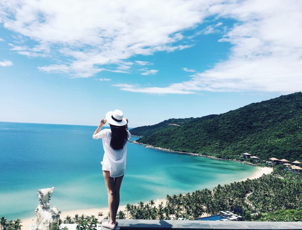 Phạm Hương 'Chào Đà Nẵng xinh đẹp....Cuối tuần của em...Chăm chỉ cả 2 tháng rồi, xứng đáng được nghỉ ngơi lành mạnh nà...'.