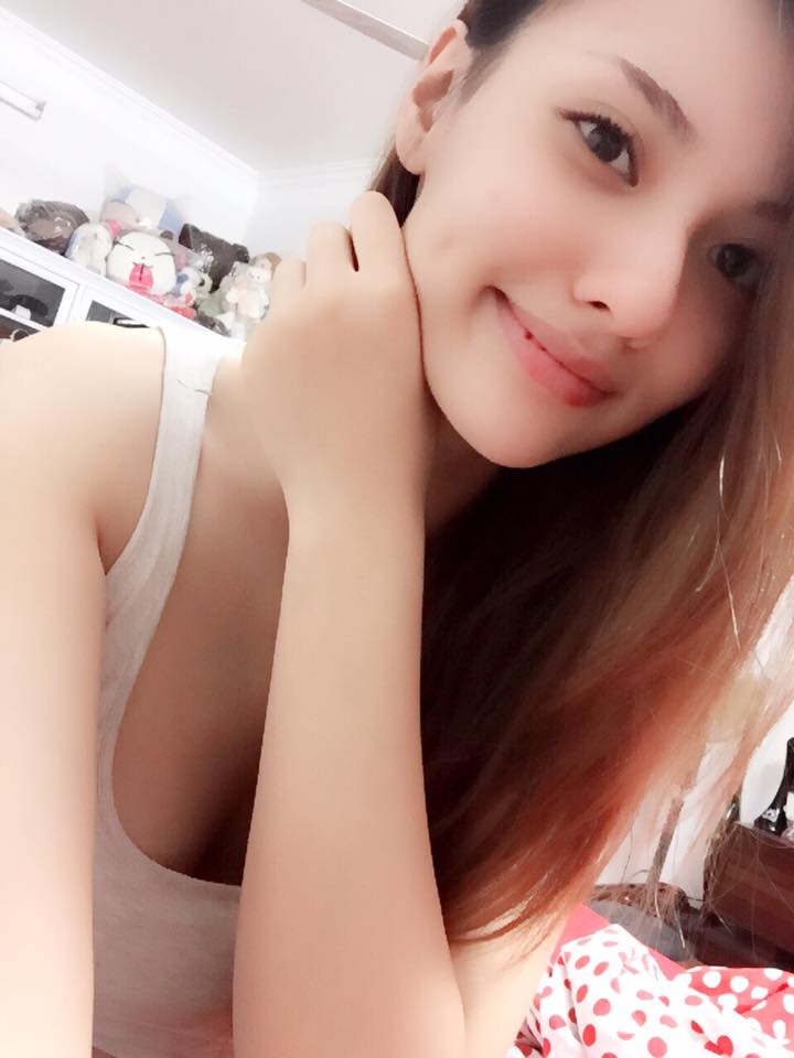 Hồng Quế thích thú selfie 'Chẳng hiểu sao cứ bóc bóc cho sướng cái tay rồi khổ cái môi'.