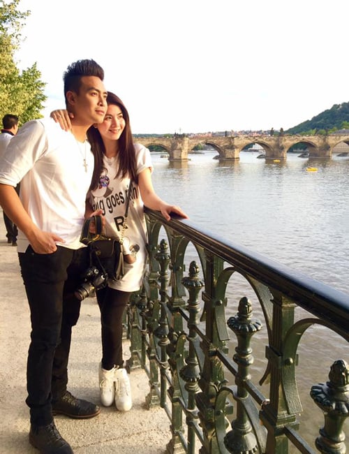 Đôi vợ chồng Kha Ly và Thanh Duy đang có những ngày công tác ở Praha, Czech 'Cầu tình yêu... Chúng ta đã đến đây cùng nhau được 3 lần rồi nhỉ và ước nguyện đã thành hiện thực, không thể tin lại có ngày cùng nắm tay đi đến nơi này... Praha xinh đẹp của Tiệp Khắc'.