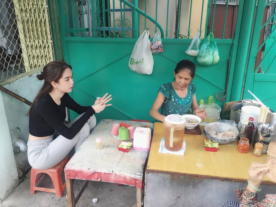 Ngọc Trinh đi ăn hàng vỉa hè 'Bánh canh ngon ghê'.