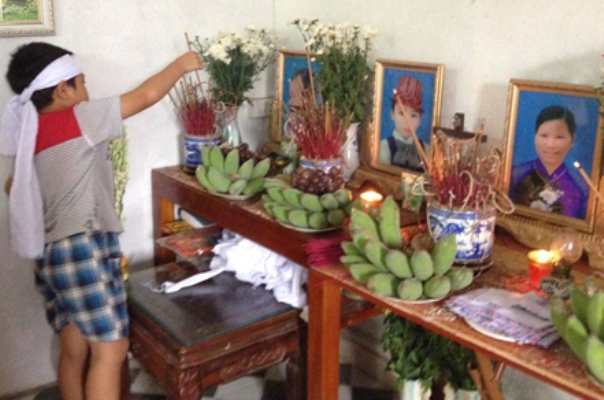 Nghẹn ngào đám tang cậu bé tiễn 4 người thân trong vụ chìm tàu