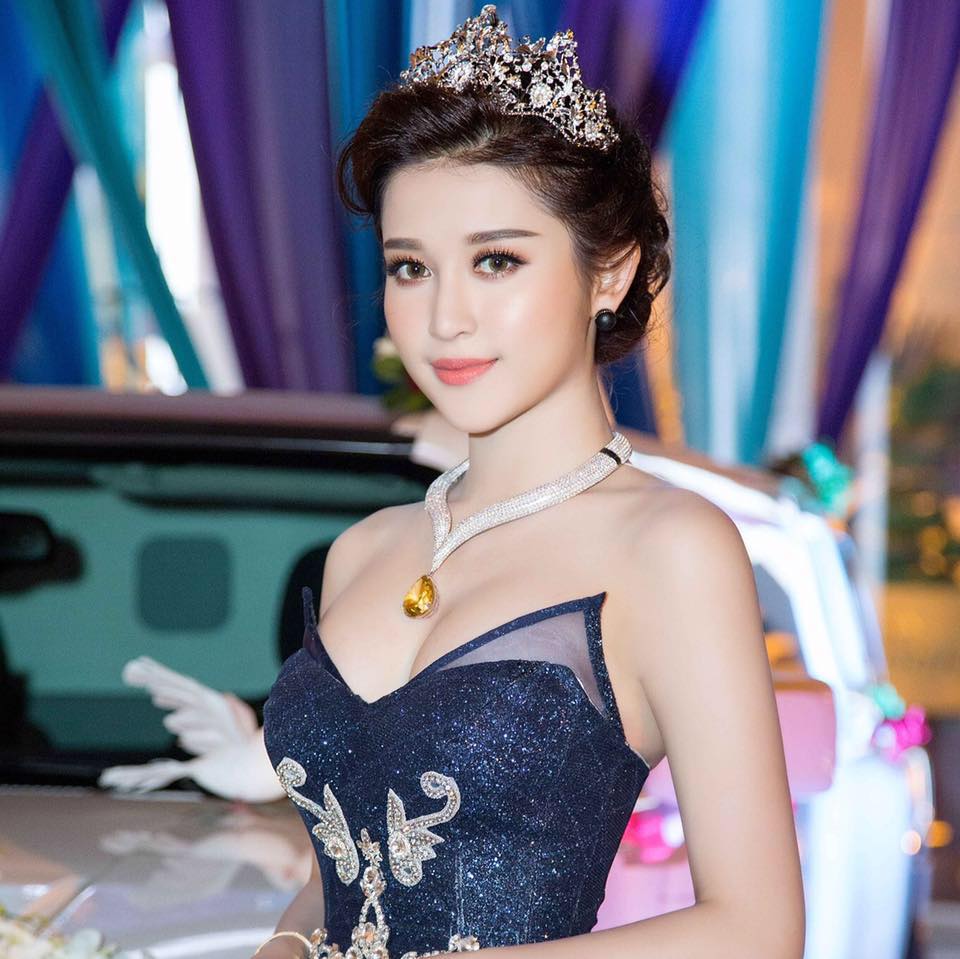Á hậu Huyền My xinh như công chúa trong hình ảnh đội vương miện mới.