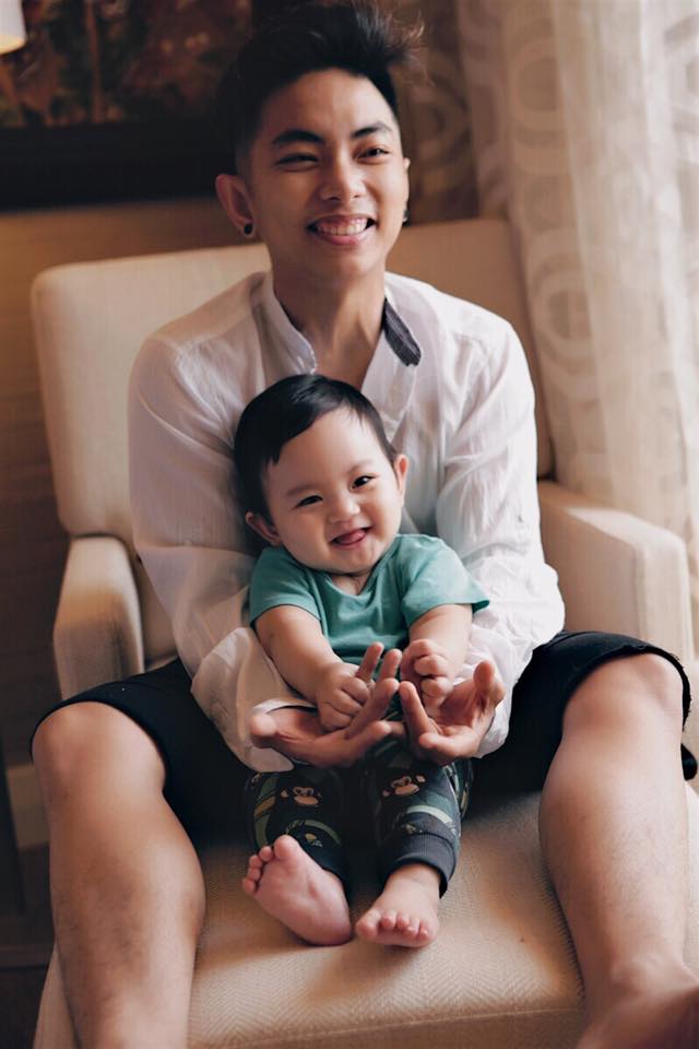 Khánh Thi chia sẻ hình ảnh của ông xã Phan Hiển và con trai Kubi kèm dòng chú thích 'Hai bạn ấy'.