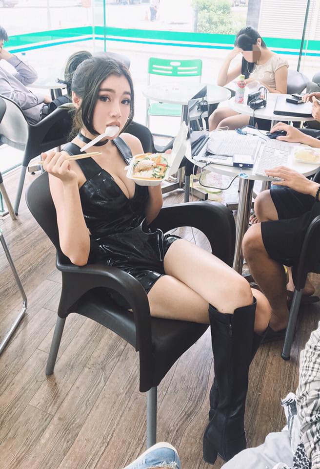 Elly Trần 'Vừa về lại Việt Nam thì cũng vừa kịp nếm cơm đoàn phim mới. Vừa thân quen cũng vừa xa lạ'.