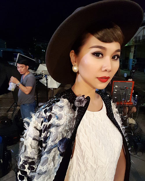 Thanh Hằng bình luận hài hước về bức hình 'Chụp selfie thôi mà... tuy có điệu nhưng sao anh nhìn em quá vậy'.