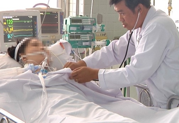 Nữ sinh bị ong đốt nguy kịch xin về chờ chết vì bảo hiểm hết hạn