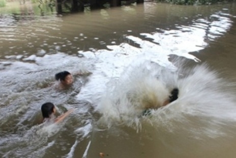 Ra đập nước tập bơi, 3 nữ sinh chết đuối thương tâm