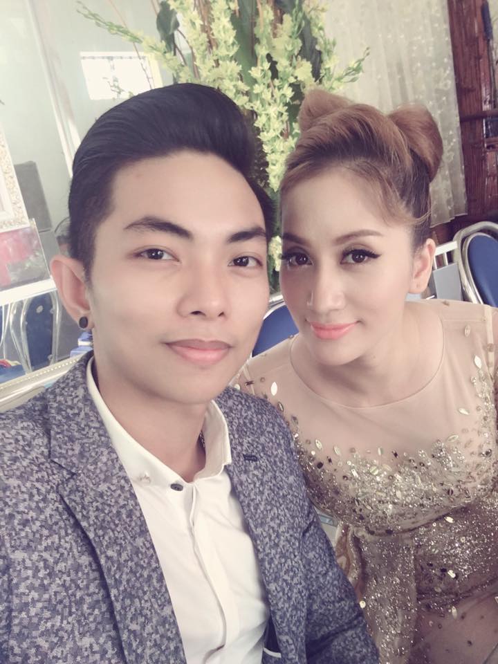Khánh Thi - Phan Hiển ăn mặc sang trọng 'Đi tiệc anh trai' Thanh Bạch.