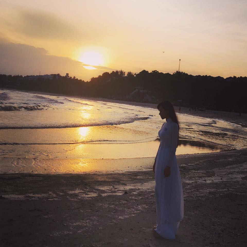 Hotgirl Midu 'Du yêu Biển Việt Nam. Thương ngư dân Việt Nam'.