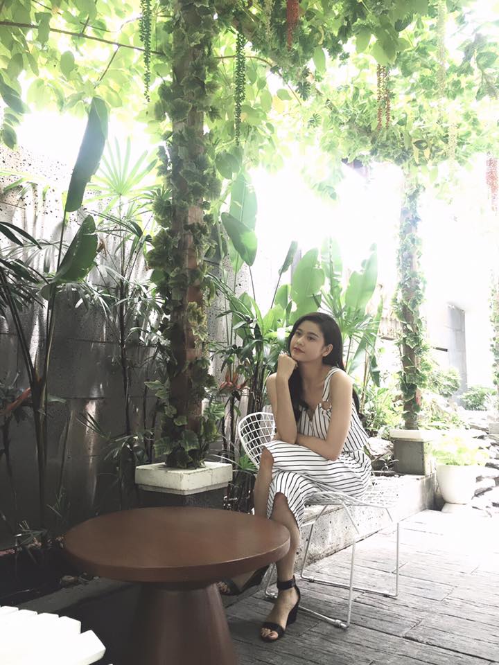 Trương Quỳnh Anh: 'Chiều nay là bạn đi quay fim lại ngày đầu tiên rồi. Tút lại vẻ đẹp trai cho những dự án sắp tới của mình.Ngồi trog khu vườn xinh xắn này để chờ làm đẹp cũng thấy thích nữa. Phụ nữ là phải đẹp và tươi, nha hơm'.