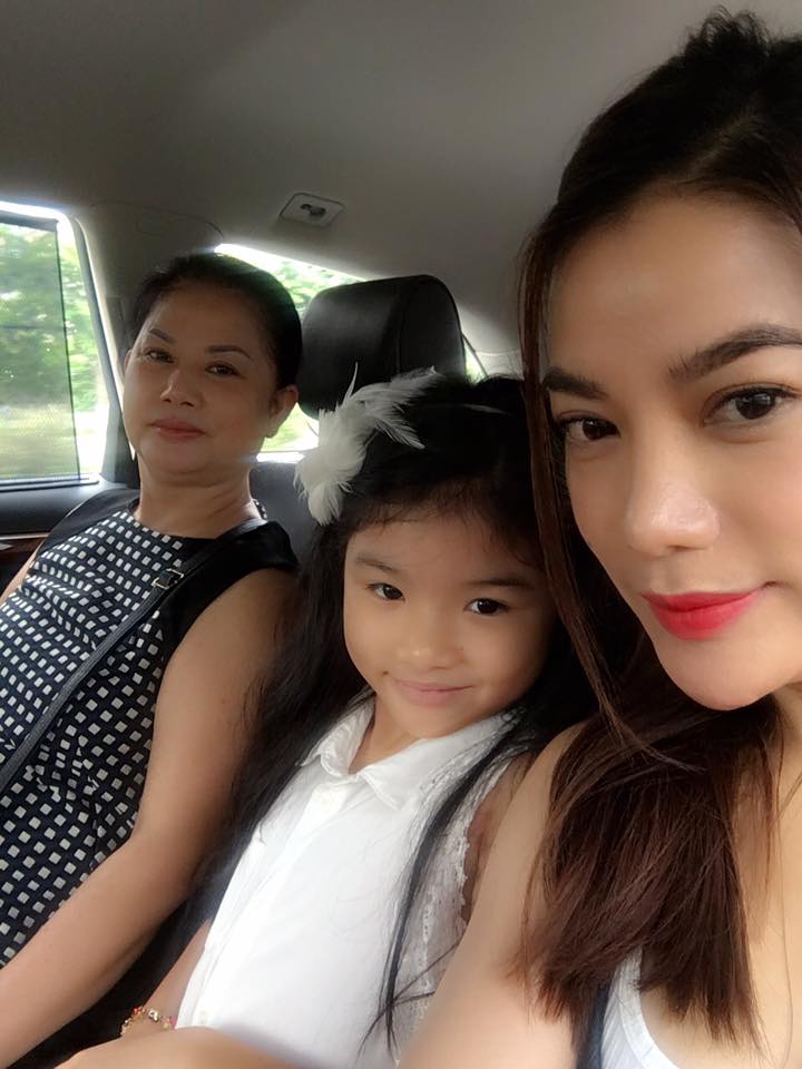 Trương Ngọc Ánh '3 thế hệ đi làm đẹp, chúc cả nhà cuối tuần thật vui'.