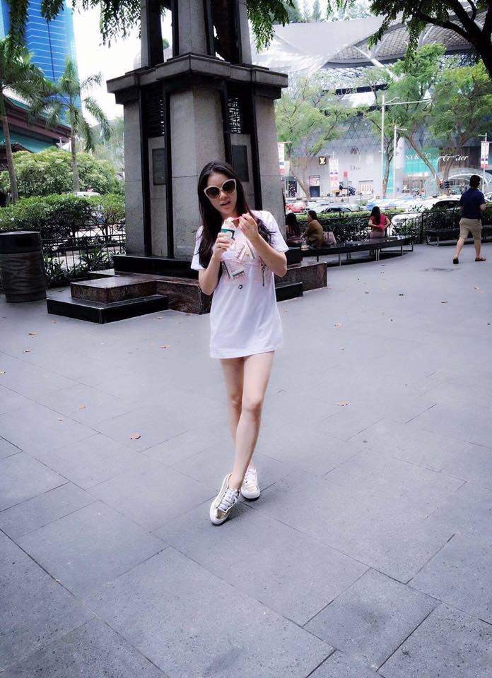 Lý Nhã Kỳ hào hứng khoe, 'Nhà Kỳ có cô em gái Út ngày mốt bước sang tuổi 16, đang độc thân vui vẻ và yêu đời. Có fan nào muốn tham gia làm fan của cô em gái Út của Nhã Kỳ không nè. Dưới đây là một số tấm hình của em ý!'.
