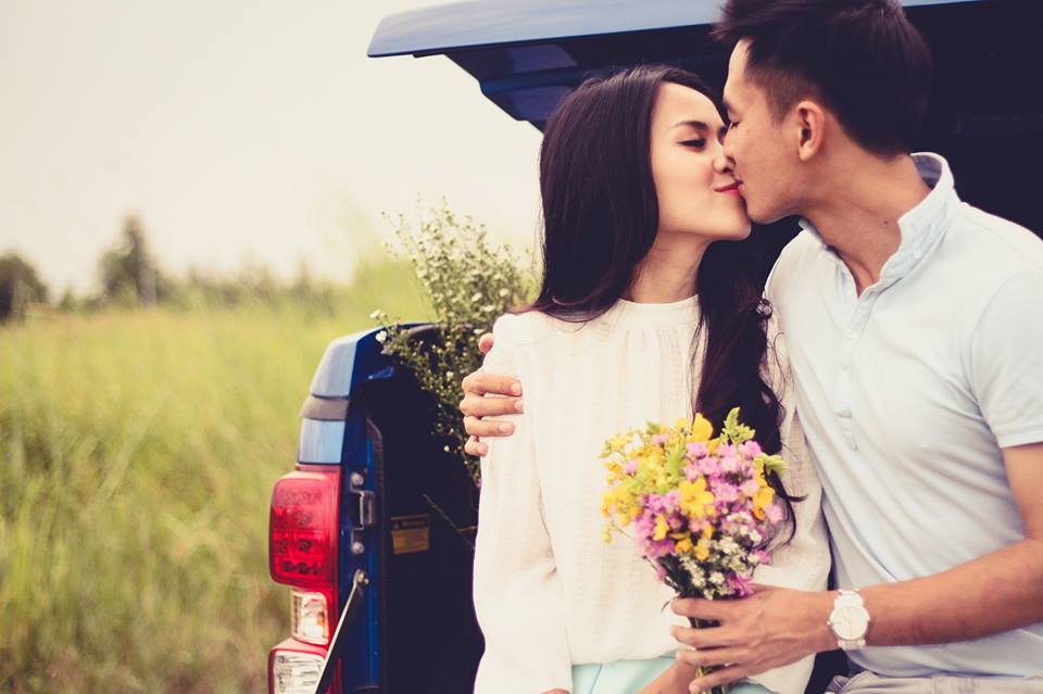 Văn Anh kỷ niệm ngày đăng kí kết hôn cùng Tú Vi: 'Hôm nay đúng 1 năm 2 đứa nhận giấy đăng kí kết hôn. Nhớ cái cảm giác kí giấy, được nhận giấy nó kì lạ lắm.... không tả được. Nhìn qua nhìn lại, thấy thời gian trôi nhanh quá! Rồi 2 năm, 3 năm, 4 năm, và nhiều năm nữa... thì bản chất 1 của tình yêu'đơn giản' nó sẽ càng gắn chặt 2 đứa với nhau heng Tú Vi!'.