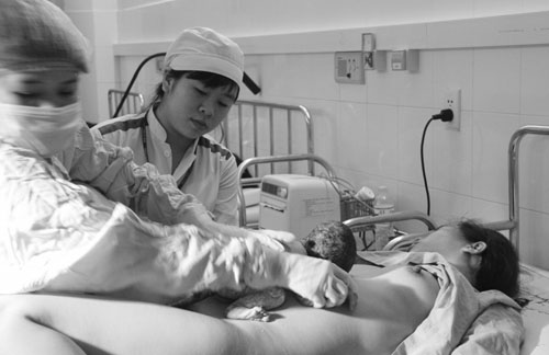 Sau khi đã 'chào thế giới' thành công, em bé được các bác sĩ tiến hành phương pháp 'đã liên da' để tạo sự gần gũi với người mẹ.
