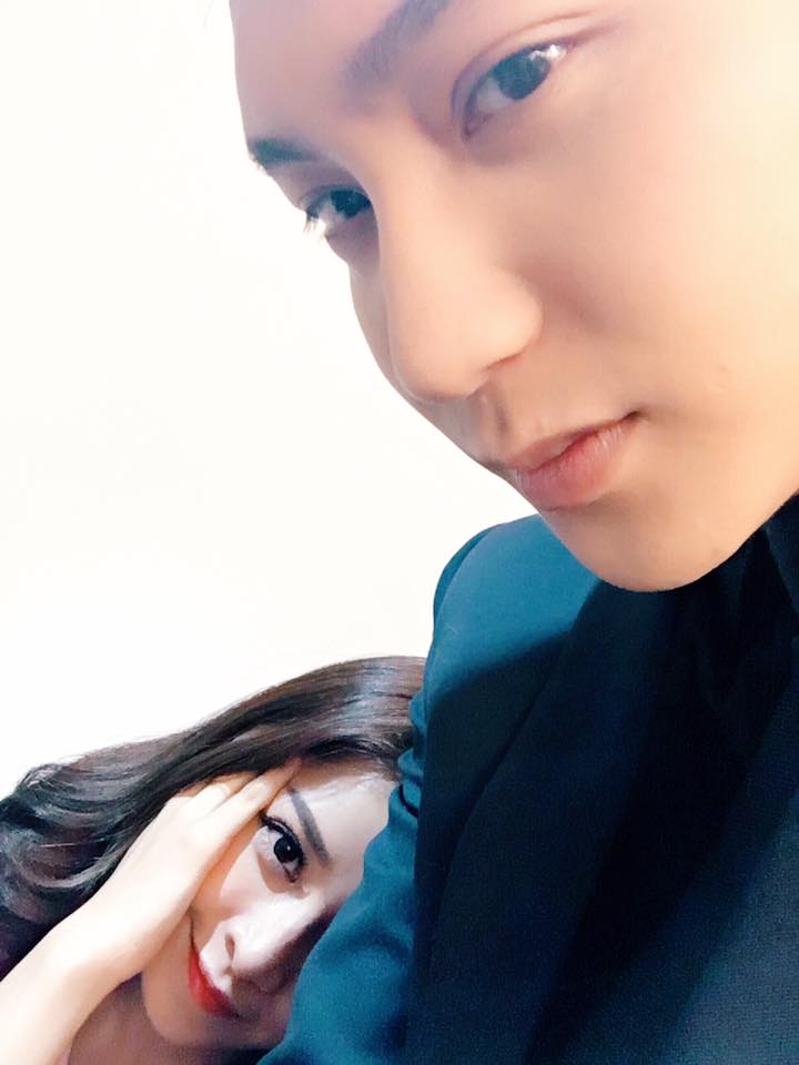 Hotgirl Chi Pu 'Đội hình khó quá khó. Chi đã trở về Việt Nam rồi và hôm nay đi chụp poster cho phim 'Vệ Sĩ Sài Gòn'. Lâu rồi mới gặp ông anh tui'.