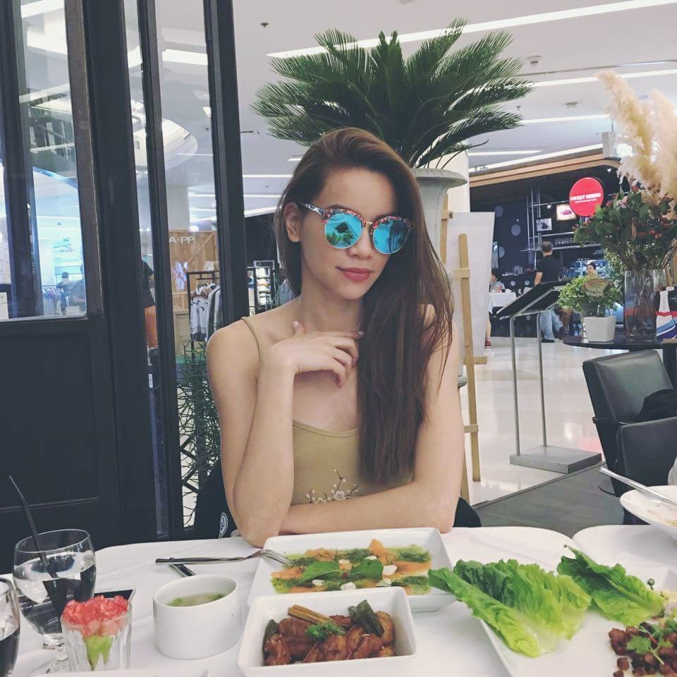 Hồ Ngọc Hà 'Giờ mới đươc ăn trưa. Love Songs à, long hết cả não rồi, giờ cứ phải đếm ngược đến ngày 29. Hix, yêu với chả đương. Hà Nội ơi... cứu em'.