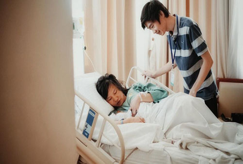 Người mẹ cũng được nghỉ ngời sau màn vượt cạn thành công.