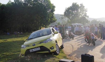 Tài xế taxi nằm chết trên vũng máu giữa đường với nhiều vết đâm