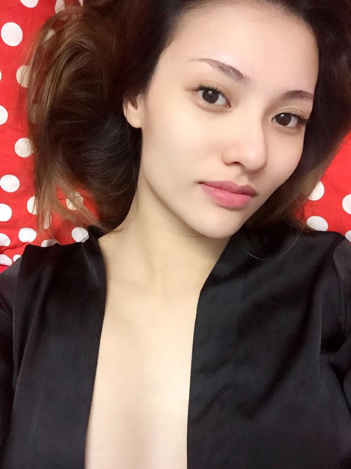 Bà bầu Hồng Quế chia sẻ ảnh tự sướng cùng caption tâm trạng; '10 ngày xa cậu dài như 10 năm. Tự dưng thấy hờn dễ sợ'.