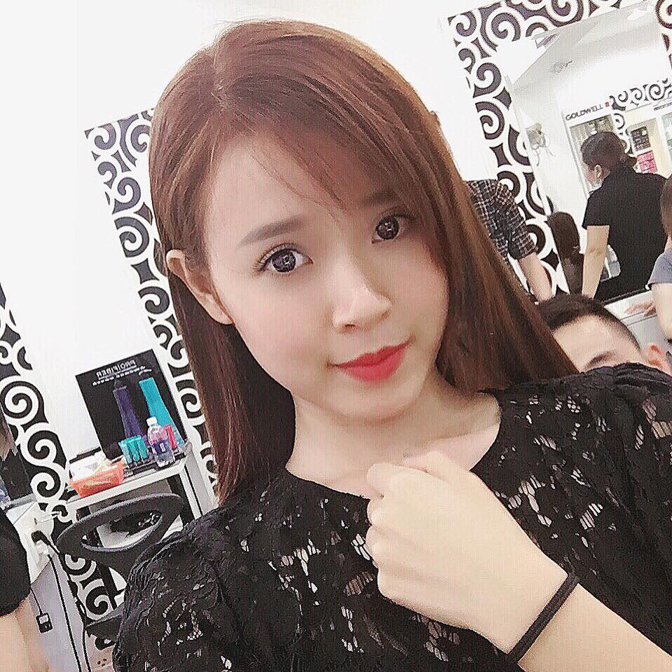 Hotgirl Midu 'Mọi người thấy màu tóc mới của Du thế nào ạ. Du thì Du thích quá'.