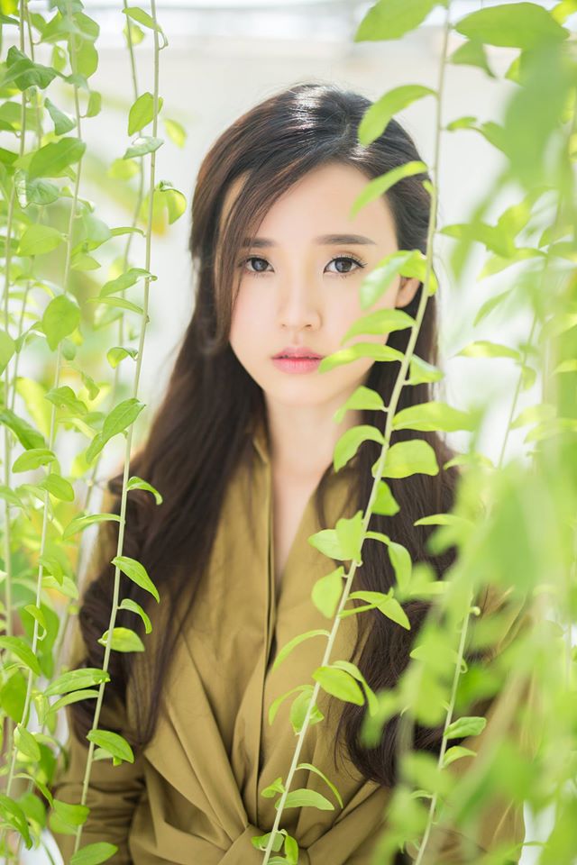 Hotgirl Midu 'Cứ xanh đi vì cuộc đời cho phép'.