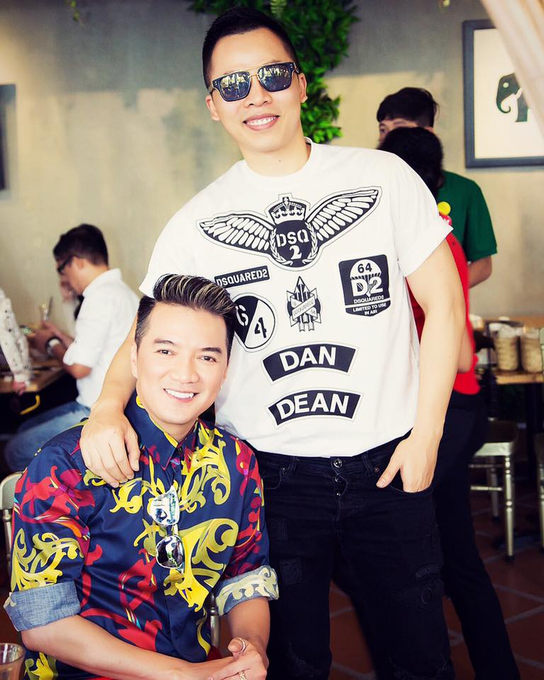 Khắc Tiệp 'Tranh thủ dự tiệc trưa trước khi xa Sài Gòn ít ngày ! Đàm Vĩnh Hưng'.