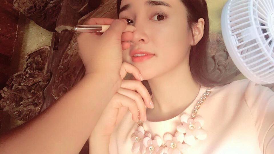 Diễn viên Nhã Phương trang điểm 'Mần việc tiếp nào'.