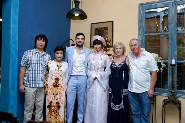 Cận cảnh hôn lễ độc đáo của Hà Anh và chồng Tây
