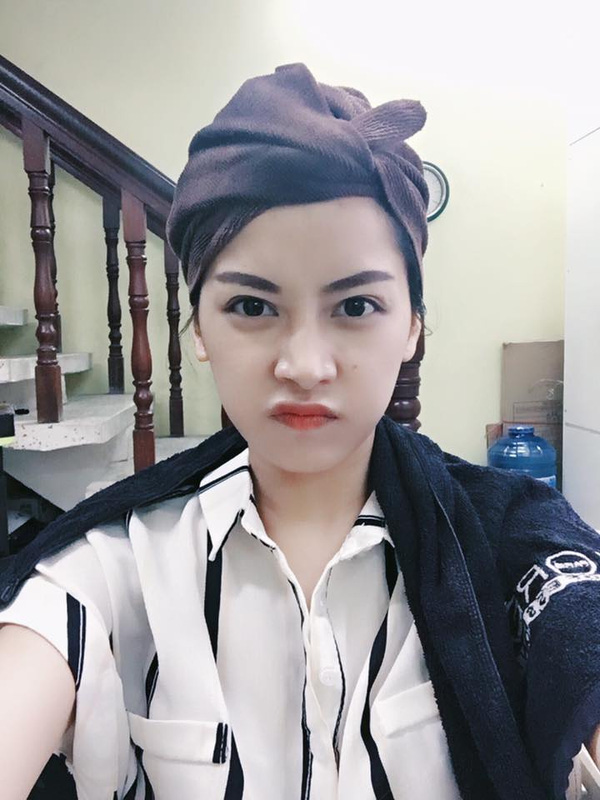 Chi Pu tính nết thay đổi theo thời tiết, sáng nắng chiều mưa và khi ẩm ương thì đi nhuộm tóc. Cô còn tự gọi mình là 'gấu khùng' và chụp một bức ảnh cực yêu.