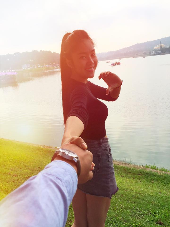 Diễn viên Lê Phương khoe khéo hình ảnh đang nắm tay người đàn ông giấu mặt kèm dòng chú thích 'Con đường hạnh phúc!!'.