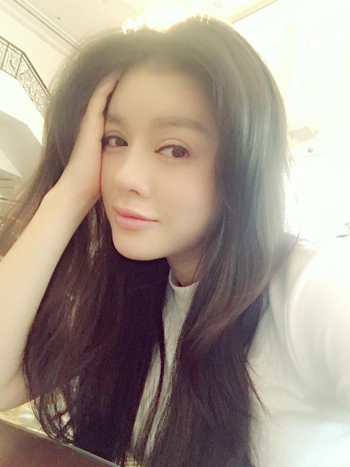 Lý Nhã Kỳ dí dỏm: 'Đến giờ này chưa được ăn trưa nên mặt buồn vậy nè. Muốn ăn bún riêu nên ai biết chỗ nào ngon thì cho Kỳ biết nhé'.