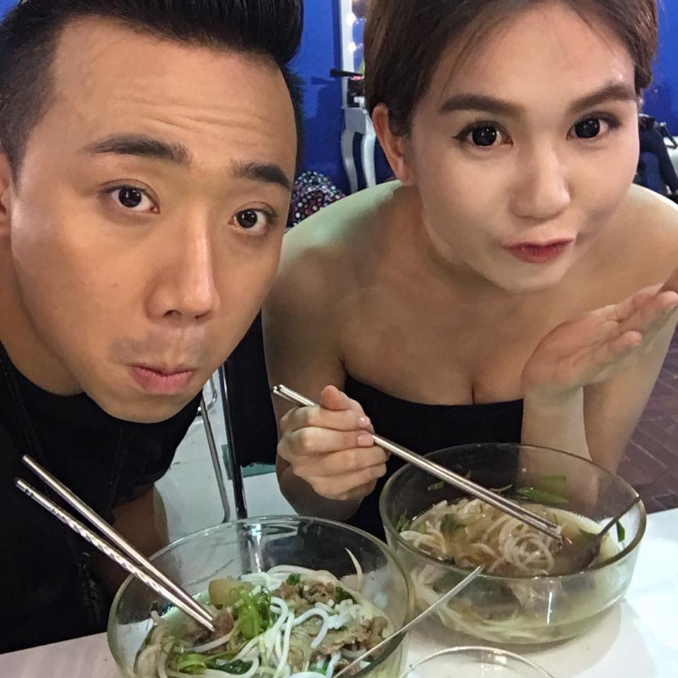 Trấn Thành khoe bạn mới - Ngọc Trinh 'Bạn mới. Cùng ăn trưa nào'.