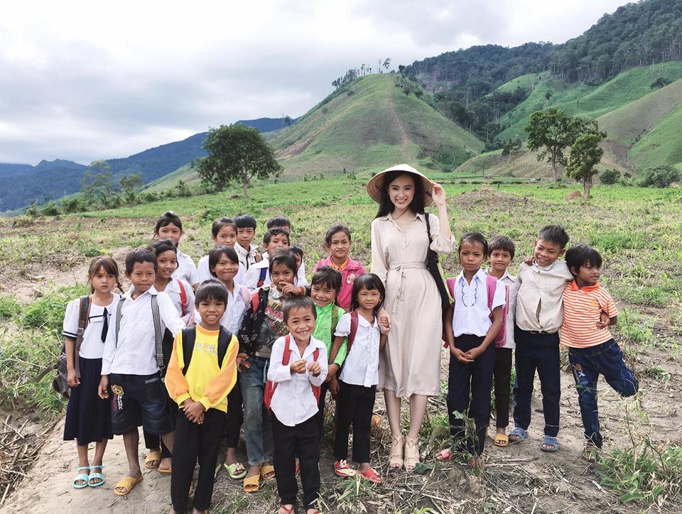 Angela Phương Trinh “Trường của em be bé nằm lặng giữa rừng cây... Cô giáo em tre trẻ, dạy em hát rất hay. Cô giáo Phong Linh và các bé chúc cả nhà đầu tuần nhiều niềm vui ạ”.