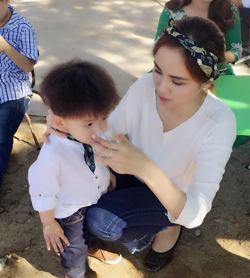 Diễm Hương dịu dàng chăm sóc con trai khi ra ngoài.