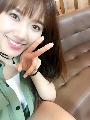 Hari Won 'Đã về Sài Gòn. Trời ơi! Mừng dễ sợ! Các bạn đang làm gì đó?'.