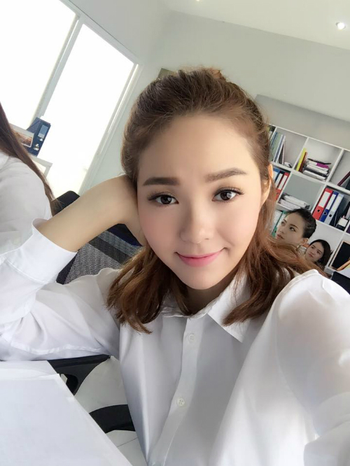 Minh Hằng dịu dàng với style make up nhẹ, mặc sơ mi trắng như nữ sinh: 'Bé đi quay hổng phải đi học nhoa'.