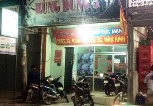 Cha tìm con ở tiệm