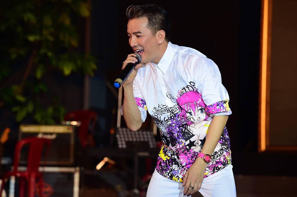 Đàm Vĩnh Hưng 'Vì Anh là soái ka! Chơi là chơi hết ga. Chơi là chơi tới bến. Sang và không sến. Vì Anh là soái ka. Nên dù cho Má la. Anh vẫn style như thế. Mọi người đừng có trêu chọc Anh nha!!'.