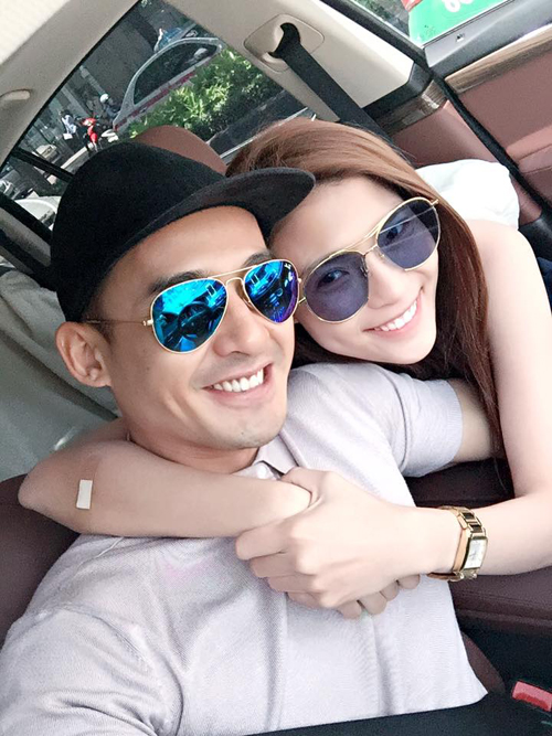 Vợ chồng Lương Thế Thành và Thúy Diễm tình tứ cùng nhau đi chơi: 'Lâu lâu mới được nghỉ cùng lúc như vầy! Vợ chồng nhà Tèo lại hớn hở đi tơi tranh thủ hehe'.