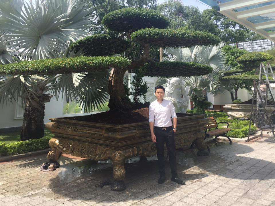 Phan Thành 'Bắt đầu 1 tuần làm việc mới thôi nào !!! Nhà thiếu cây xanh quá. Trồng thêm cho đời xanh tươi tí....'.