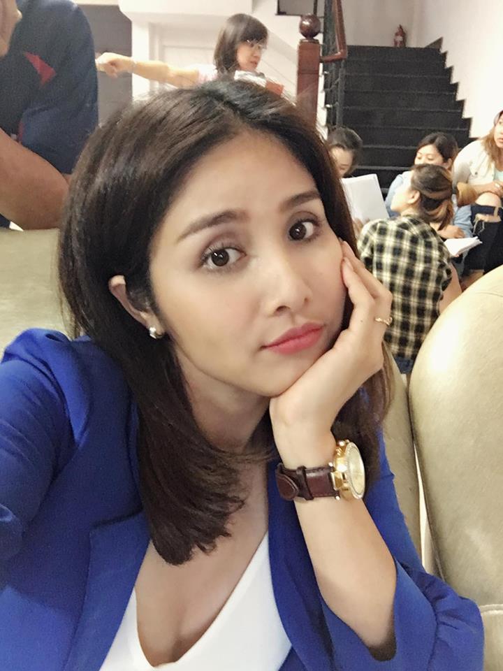 Thảo Trang 'Mọi người thì làm việc... Con ẻm thì tung tăng chụp chẹt... Iu lắm ekip thân iu của em... Từ từ em sẽ chọp hết cả đoàn ạh..!! Hihi'.
