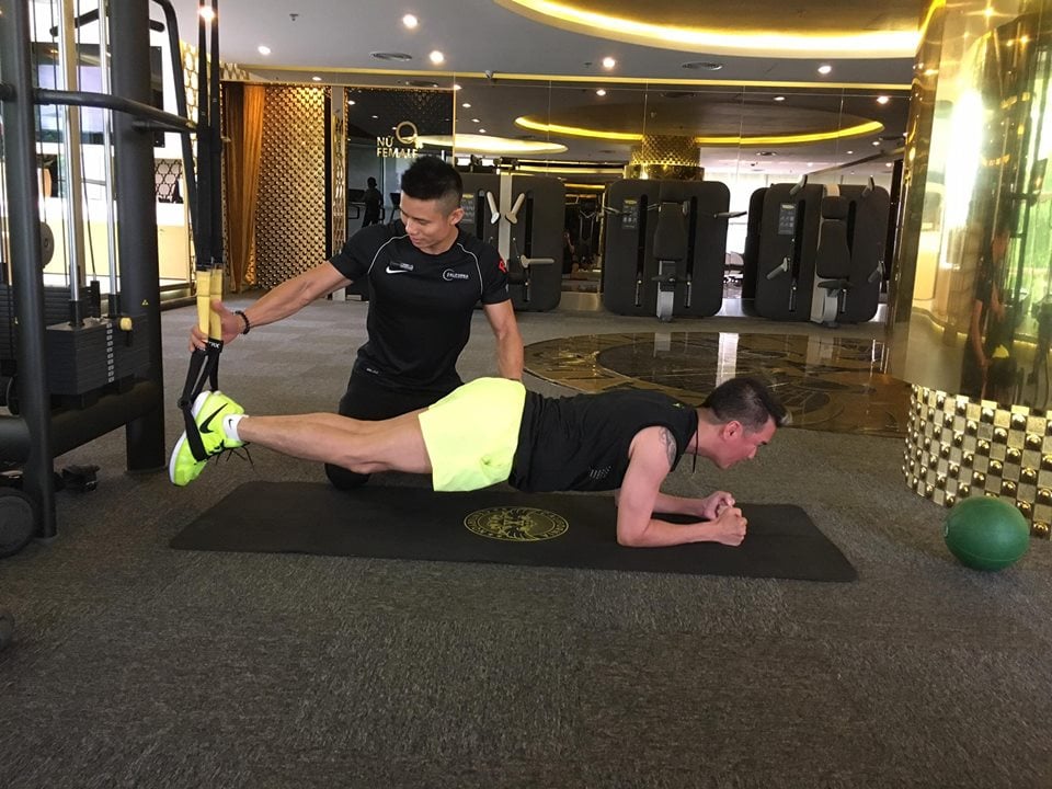 Đàm Vĩnh Hưng 'Tui chính thức nói lời ly khai, ly dị, ly tán, ly biệt với mỡ, chất béo, nước cốt dừa... Một chút cũng không! Tập cực dễ sợ luôn! Ai mà biết mình nổi tiếng dữ thần ôn như giờ đâu? Nếu biết trước tui đã tập 8 múi từ khi 18 tuổi rồi! Nhưng vẫn kịp ! Nhất định phải làm cho mỡ tan vỡ'.