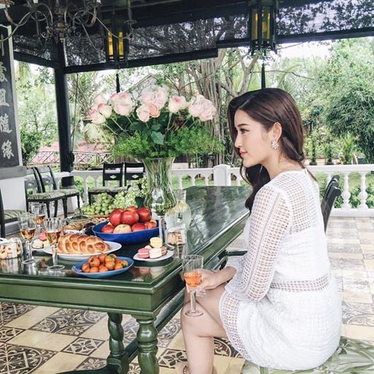 Huyền My sang chảnh 'Mời cả nhà ăn trưa'.