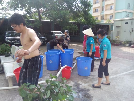 Người Hà Nội khóc ròng vì nước sinh hoạt 